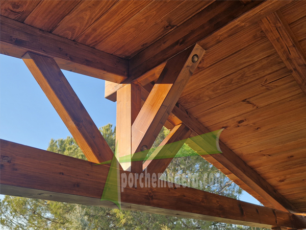 Detalle de la estructura de un cenador de madera a dos aguas con tornapuntas