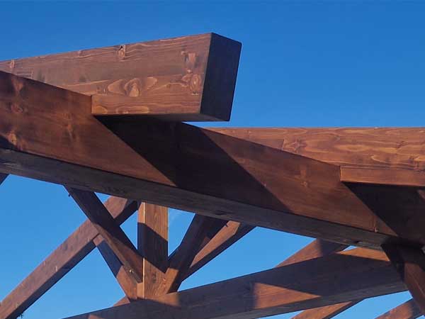 Detalle del cajeado estructural entre vigas de un cenador de madera