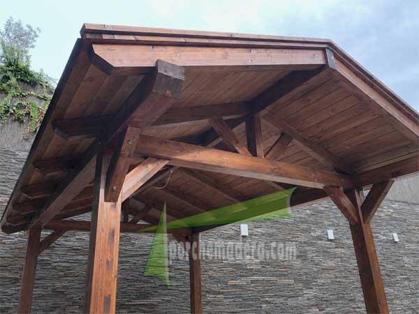 Cenador de madera a dos aguas con alero