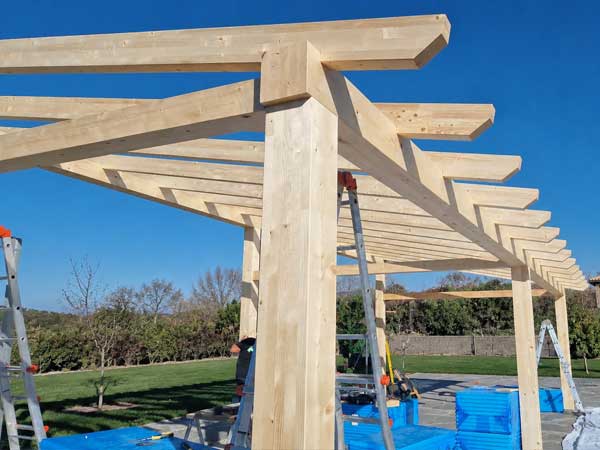 Estructura de un cenador de madera a un agua fabricada mediante carpintería estructural