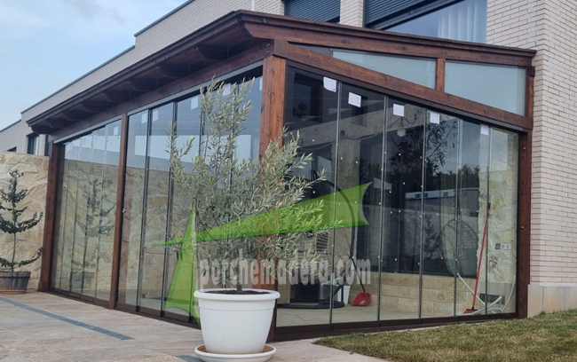 porche de madera con cortinas de cristal 
