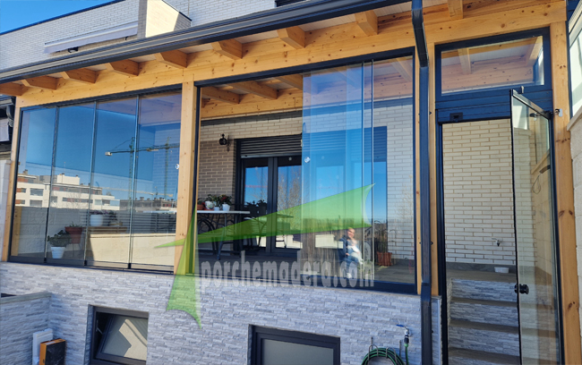 porche de madera acristalado 