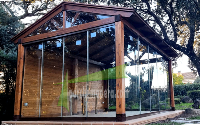 porche de madera con cerramiento de cristal 