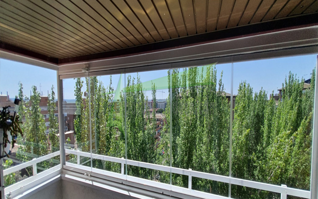 porche de madera con cortinas de cristal 