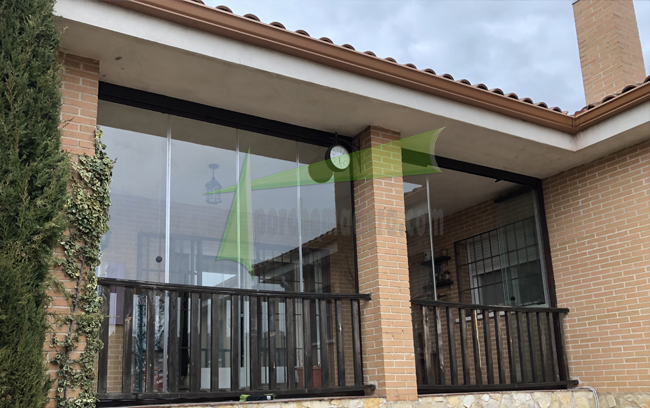 porche y cenador con cortinas de crista