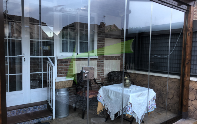 porche con cortinas de cristal