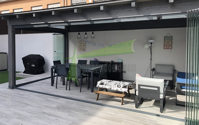 porche de madera con cerramiento de cristal