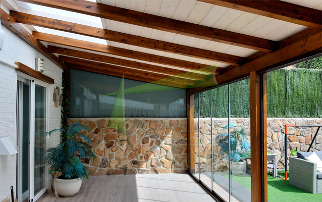 porche de madera con cortinas