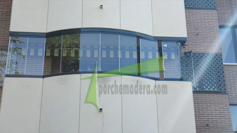 terraza con cortinas de cristal
