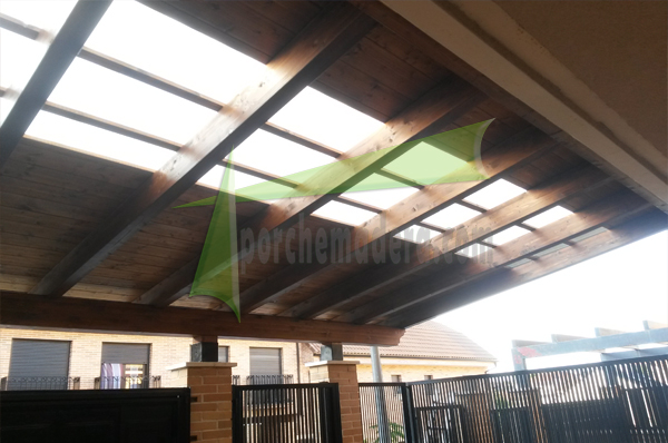 porche de madera con grafito