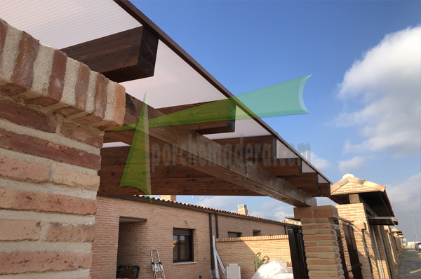 porche de madera bicolor