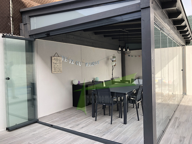 Porche de madera en grafito en Boadilla del Monte