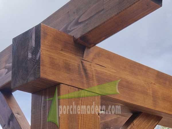 garaje con cajeado de carpintería estructural delantero