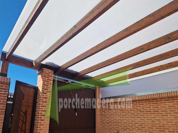 Entrada de garaje de madera con cubierta de policarbonato celular