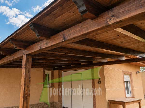 Garaje de madera adosado ampliando el aparcamiento de una vivienda
