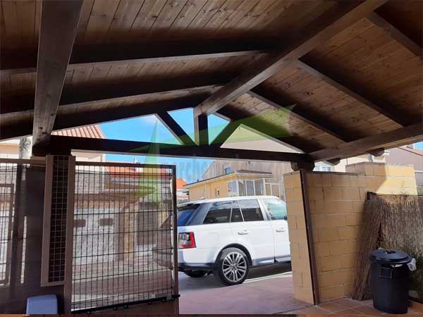 Garaje de madera adosado con cubierta a dos aguas
