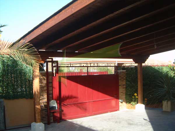 Garaje de madera laminada sobre pilares con peanas de piedra