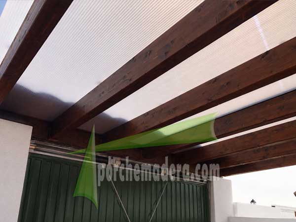 Garaje de madera con cubierta de policarbonato por exigencias urbanísticas