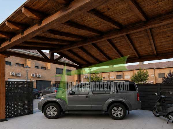 Garaje de madera adosado a dos aguas en urbanizacion 