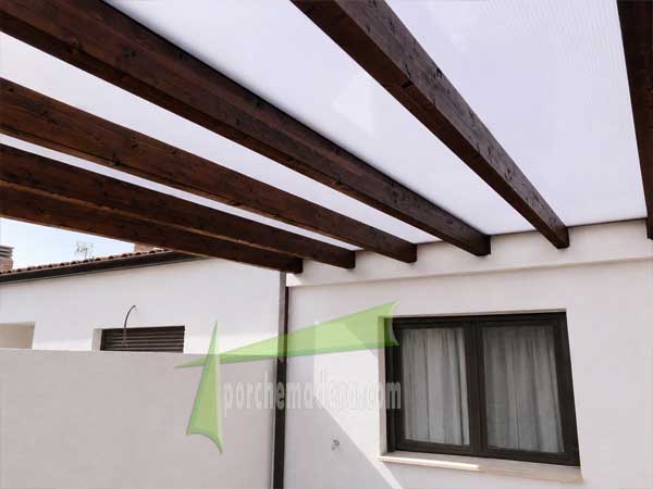 Garaje de madera con techo de policarbonato