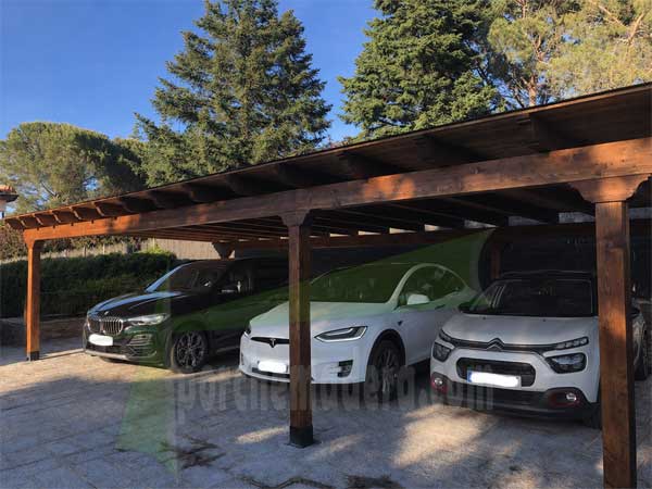 garaje de madera para tres vehículos