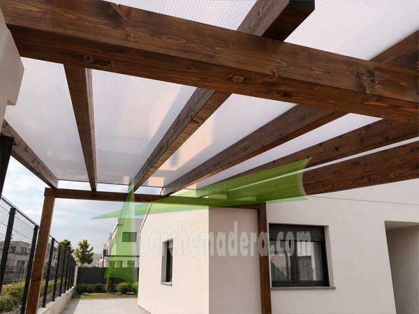 Garaje de madera con cubierta de policarbonato celular