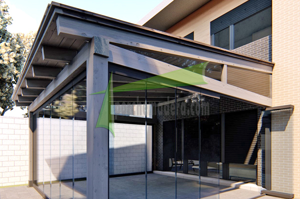 porche de madera cortinas de cristal 