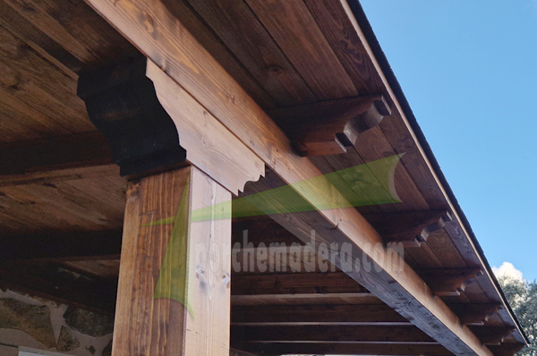 porche de madera rustico con mensulas