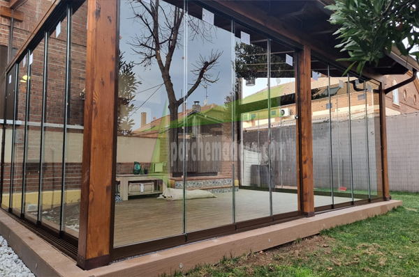 porche de madera cortinas de cristal 