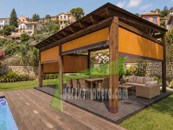 Cenador de madera junto a una piscina