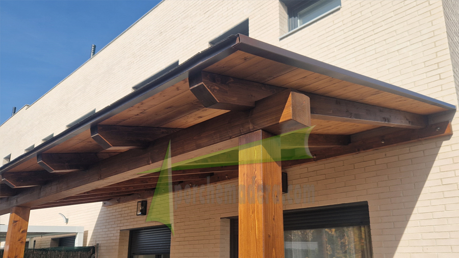 cenador a un agua con cortinas de cristal