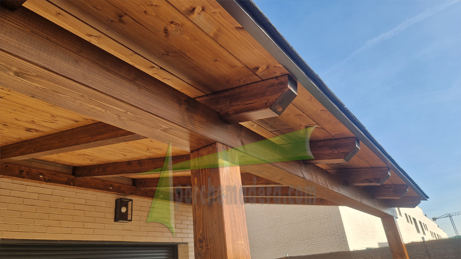 cenador de madera a un agua con cortinas de cristal