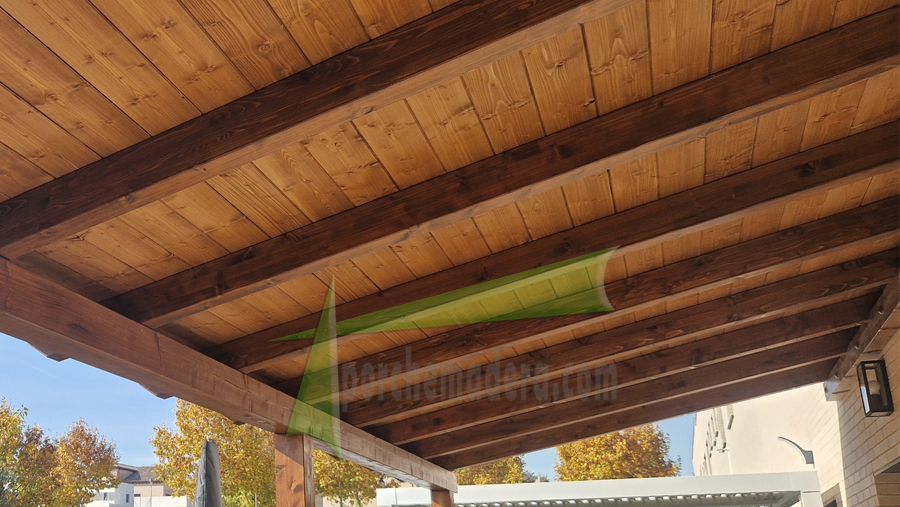 cenador de madera a un agua con cerramiento de cortinas de cristal