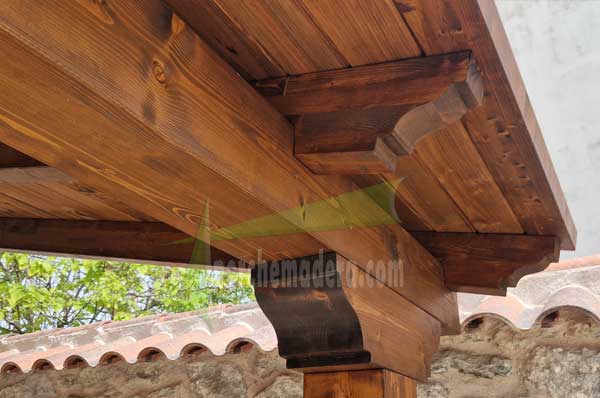 Porche de madera rústico con cerchas vistas