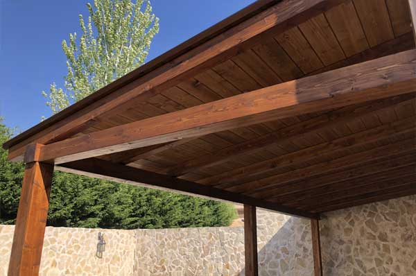 Porche de madera rústico adosado con tejado de teja