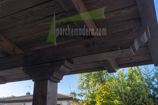 Porche de madera rústico adosado a vivienda