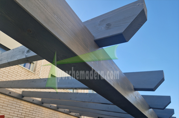 porche de madera con grafito