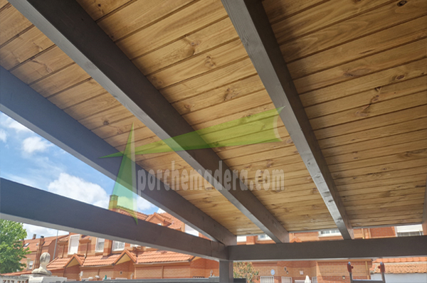 porche de madera bicolor