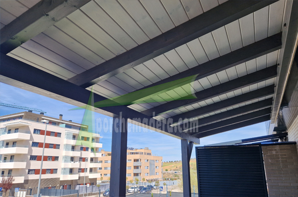 porche de madera moderno con tegola