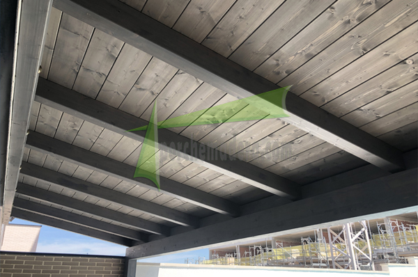 porche de madera modernos en tonos grises