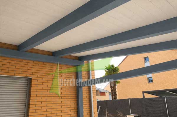 Porche de madera moderno bicolor blanco y gris
