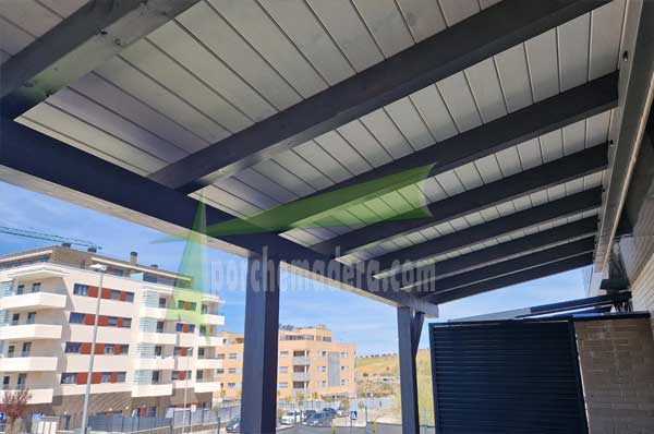Porche de madera moderno instalado en jardín