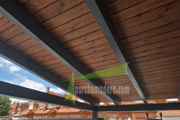 Porche de madera moderno gris y tarima nogal