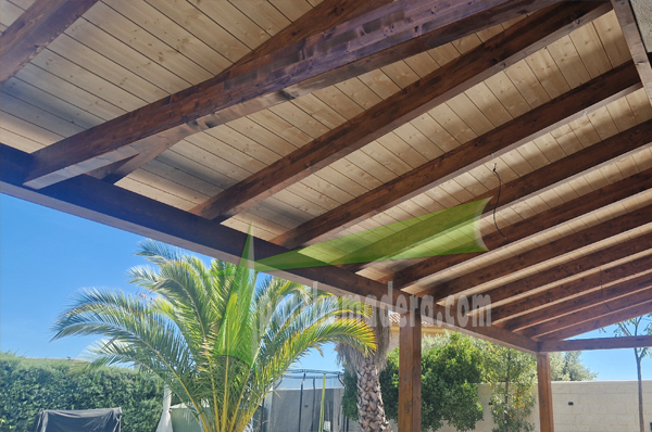Porche de madera moderno bicolor adosado a la vivienda con tres pilares