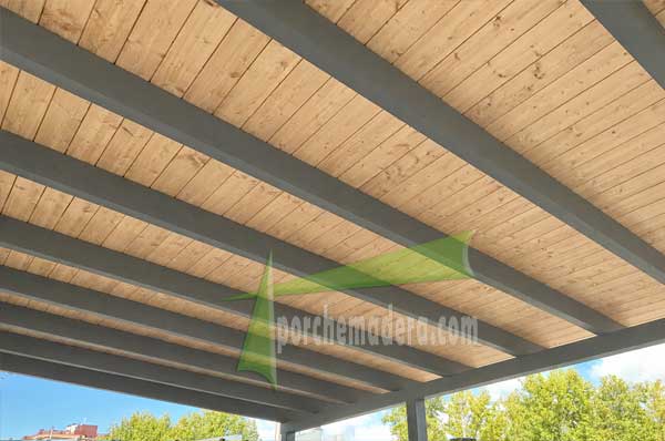 Porche de madera moderno bicolor adosado a la vivienda con tres pilares
