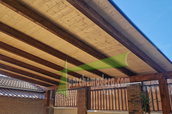 Porche de madera moderno con acabado grafito